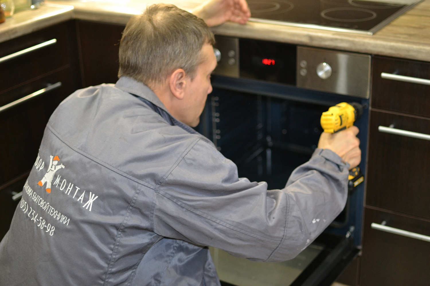 Установка электрической плиты, варочной поверхности, духового шкафа